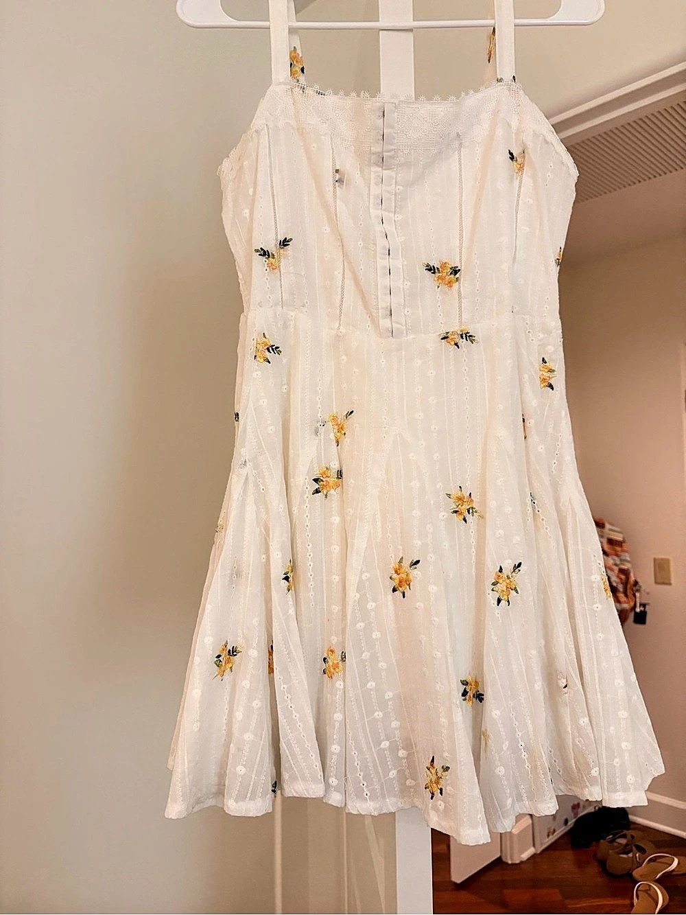 Olivaceous Floral Mini Dress in White & Yellow Size Large